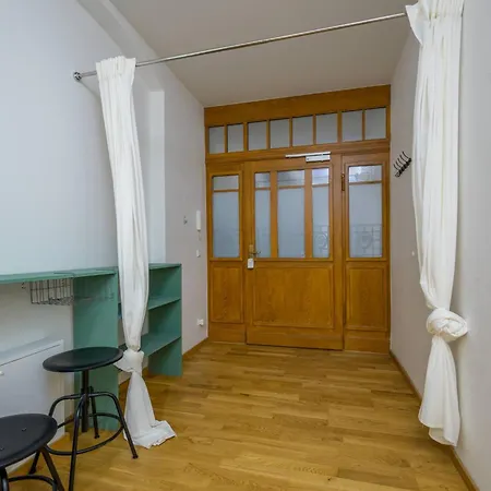 Arbio I Retro Near Hauptbahnhof