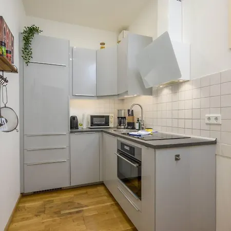 Arbio I Retro Near Hauptbahnhof *